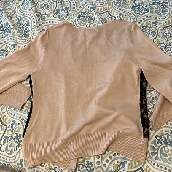 Beautifully delicate and feminine cardigan sweater - Picture 4 of 5
